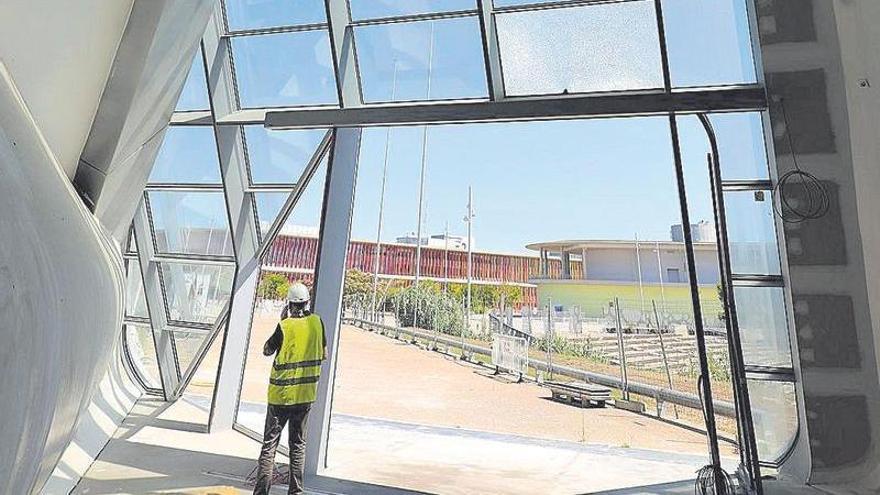 Todavía faltan por cerrar las puertas de acceso.