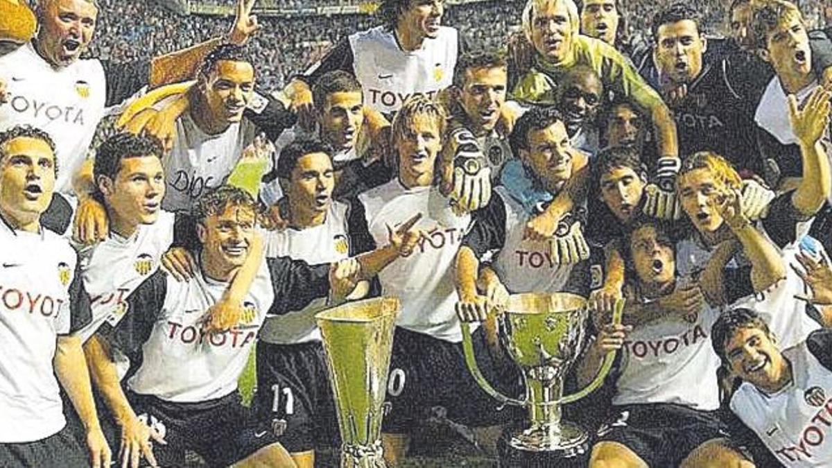 El Valencia festeja el título de Liga y Copa de la UEFA de 2004.