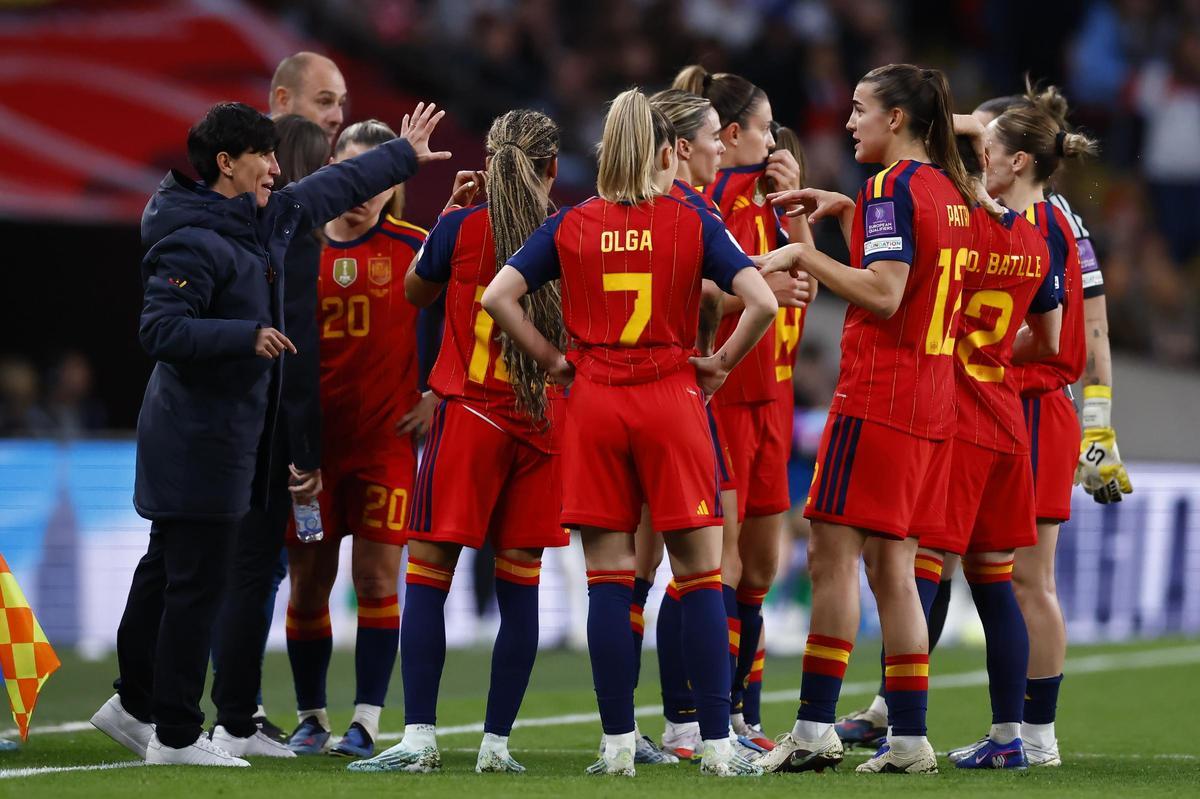 Sonia Bermúdez se dirige a sus jugadoras durante el encuentro que disputó el pasado martes España en Wembley frente a Inglaterra.