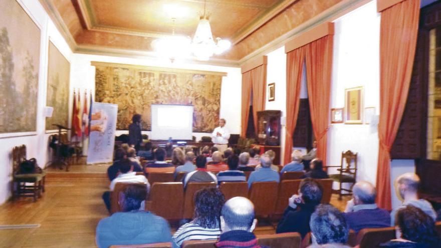 Alejandro Alonso durante el desarrollo de la ponencia sobre las alternativas en el campo.