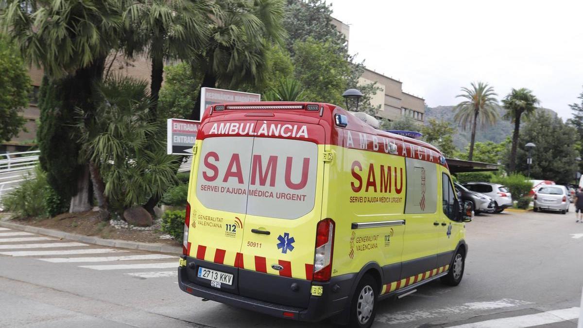 Un SAMU en el hospital Lluís Alcanyís de Xàtiva, en una imagen de archivo.