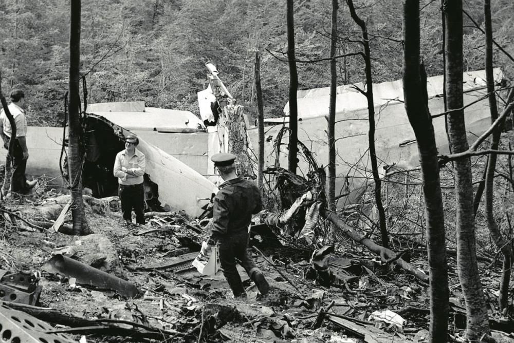 Efectius dels equips de rescat entre les restes de l'avió accidentat a Arbúcies, el dissabte 4 de juliol del 1970