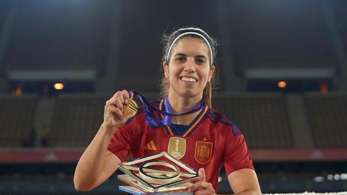 Alba Redondo posa con la medalla de campeona.