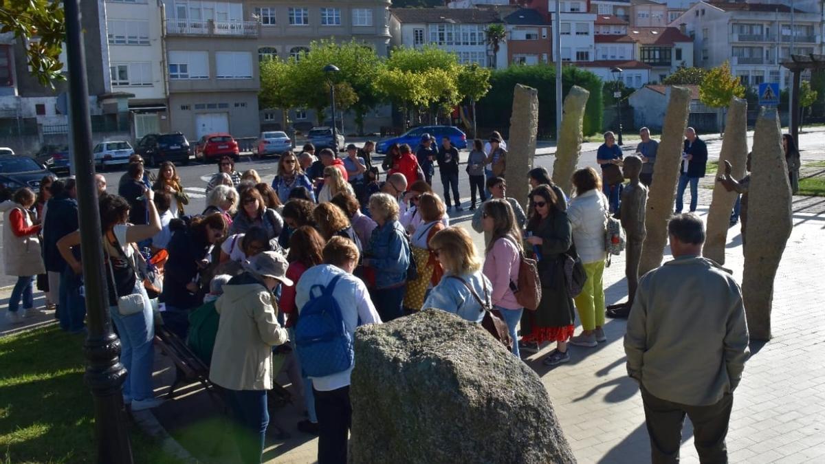 Participantes no roteiro guiado polo escritor Miro Villar pola vila de Cee