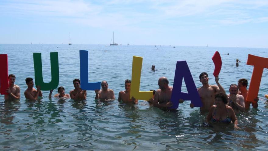 Les lletres &#039;Mulla&#039;t&#039; a la platja de Sant Sebastià de Barcelona