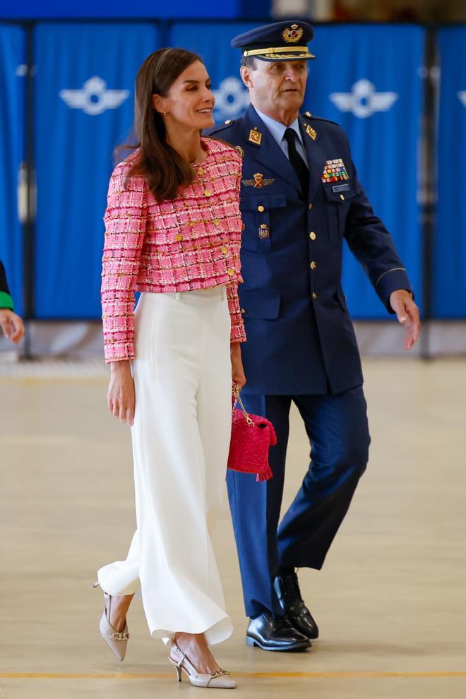 El look de la reina Letizia durante su visita a la base de Cuatro Vientos de Madrid