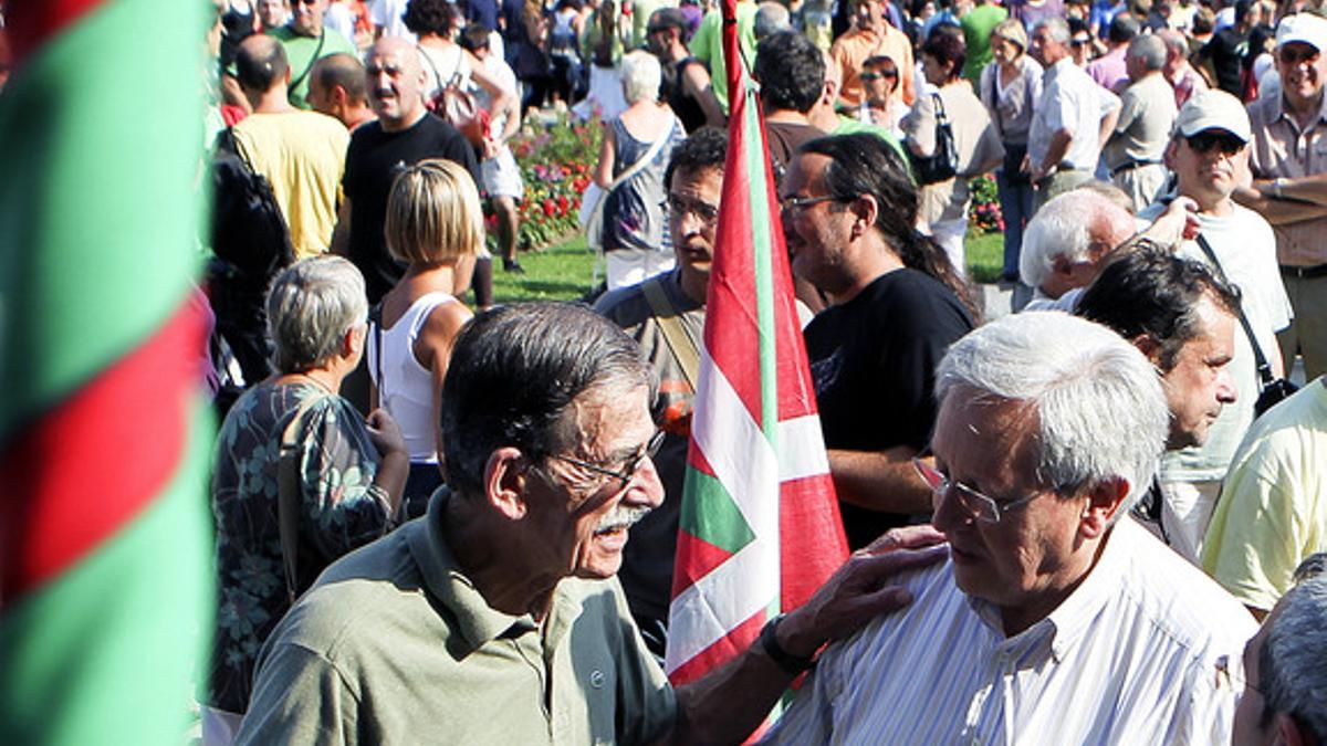 El dirigente de Aralar, Patxi Zabaleta (derecha), conversa con el exdirigente de ETA, Julen Madariaga, en una imagen del 2011. EFE / JAVIER ETXEZARRETA