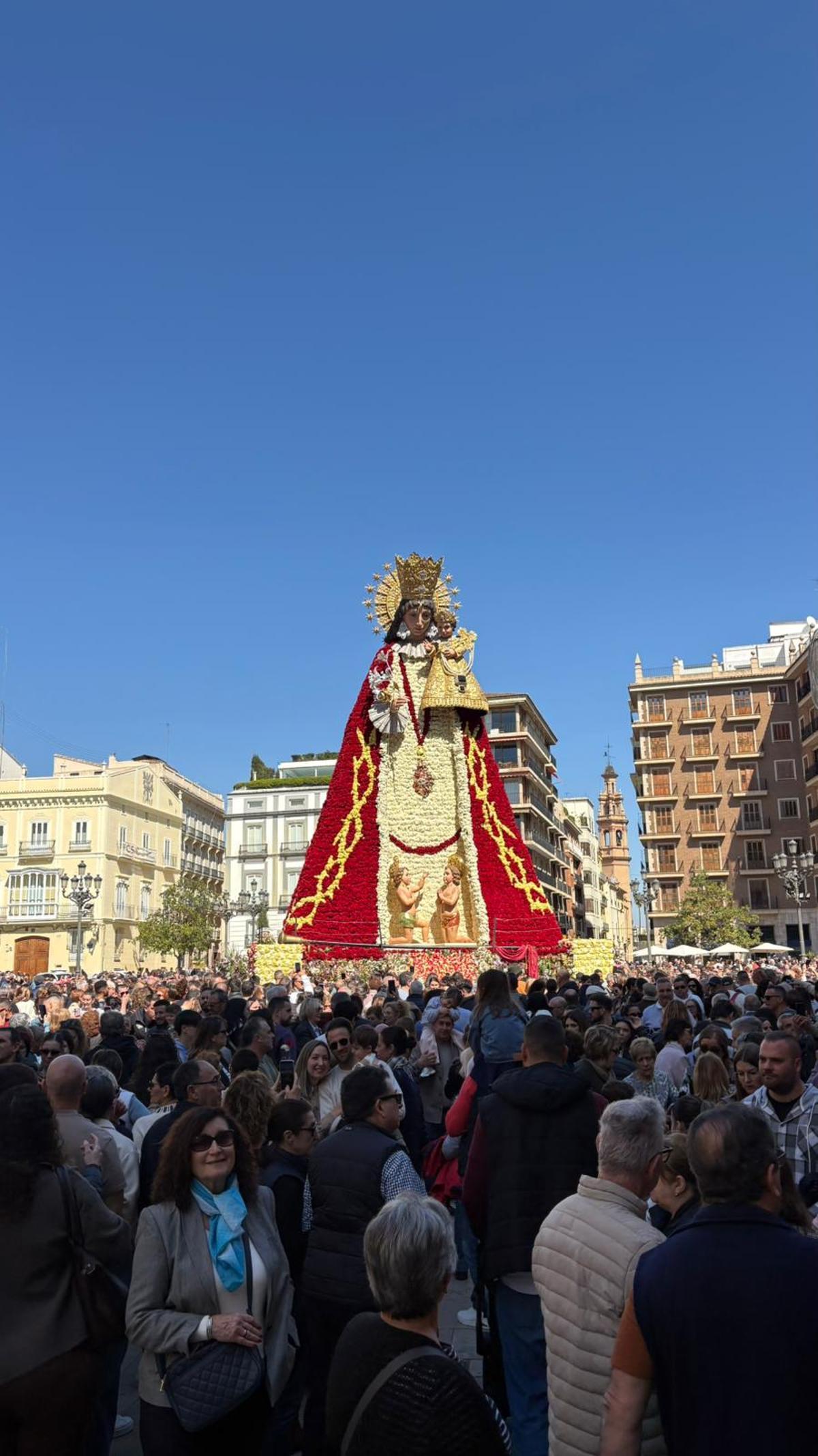 La Virgen de los Desamparados en la última jornada que puede visitarse, rodeada por cientos de personas.
