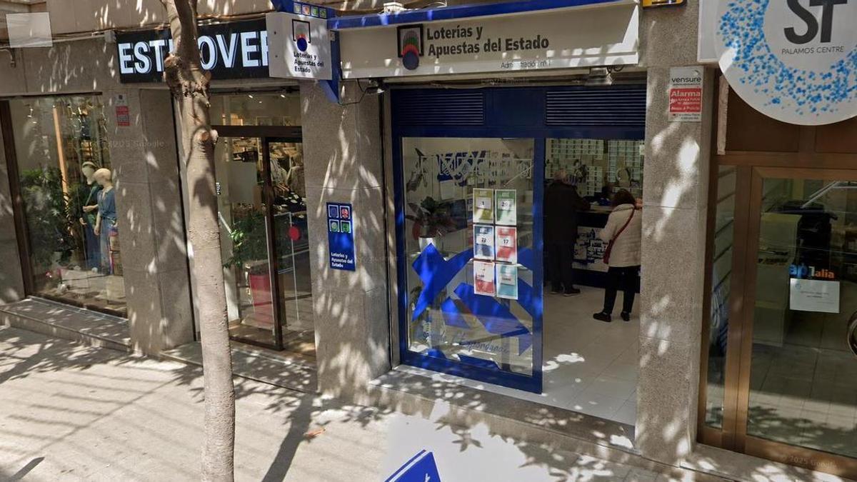 Exterior de l’administració de loteries número 1 de Palamós, situada al carrer Dídac Garrell i Tauler.