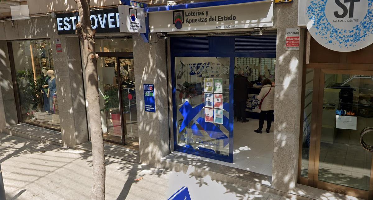 Exterior de l’administració de loteries número 1 de Palamós, situada al carrer Dídac Garrell i Tauler.