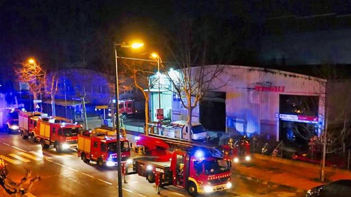 Un incendi destrossa dotze motos en un taller de Lloret