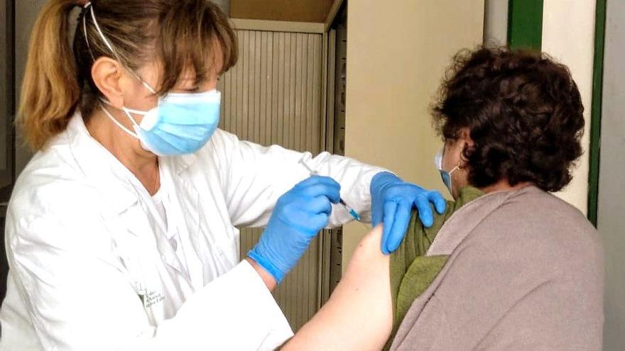 Vacunación de mayores en el Centro de Salud de Monesterio