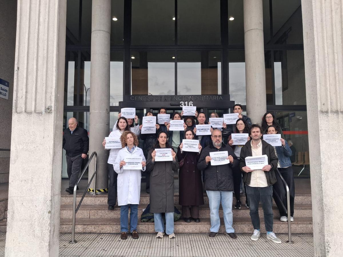 Médicos de Atención Primaria durante la jornada de huelga de este lunes ante el centro de O Ventorrillo.