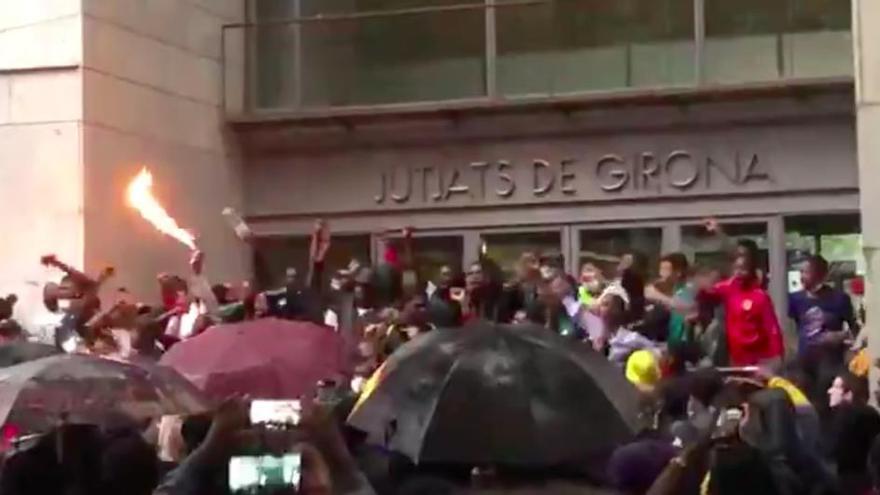 La manifestació, davant dels jutjats de Girona