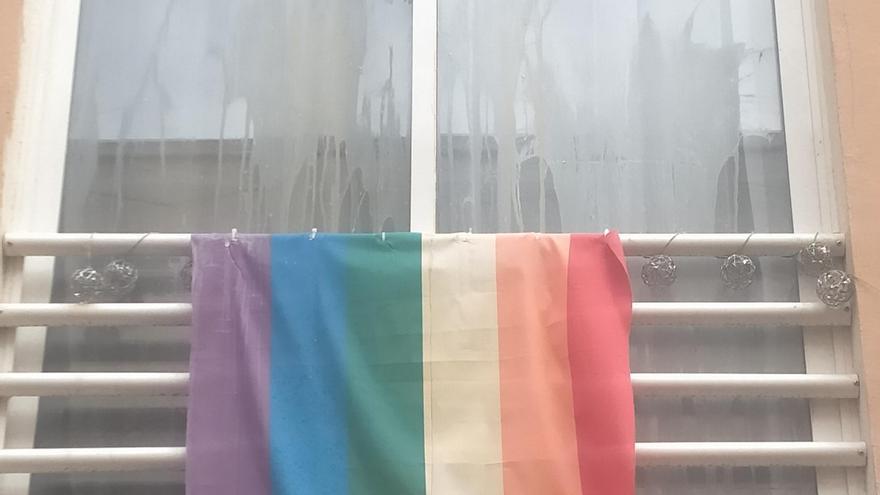 Lanzan huevos contra una vivienda de Alzira con la bandera LGTBIQ+