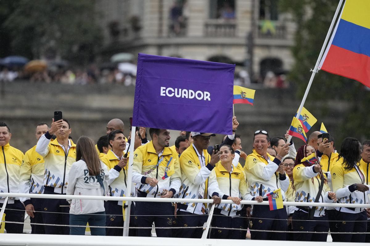 El equipo de Ecuador desfila a lo largo del río Sena en París, Francia, durante la ceremonia de apertura de los Juegos Olímpicos
