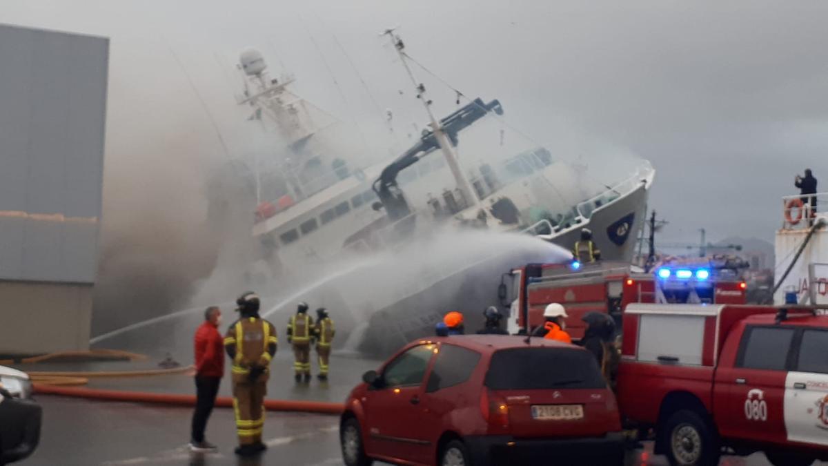 El incendio castiga ya al pesquero de Bouzas con una escora extrema