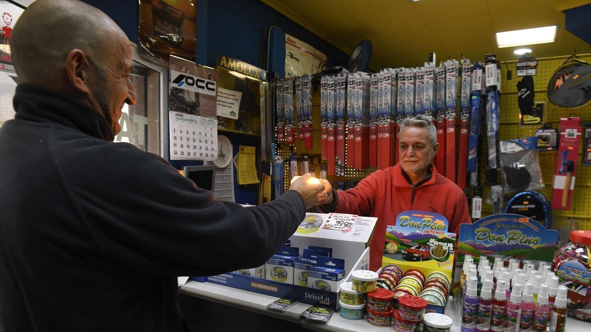 Un trabajador de la tienda Casa  Bernardino en Murcia muestra una baliza V-16 a un cliente, esta semana.