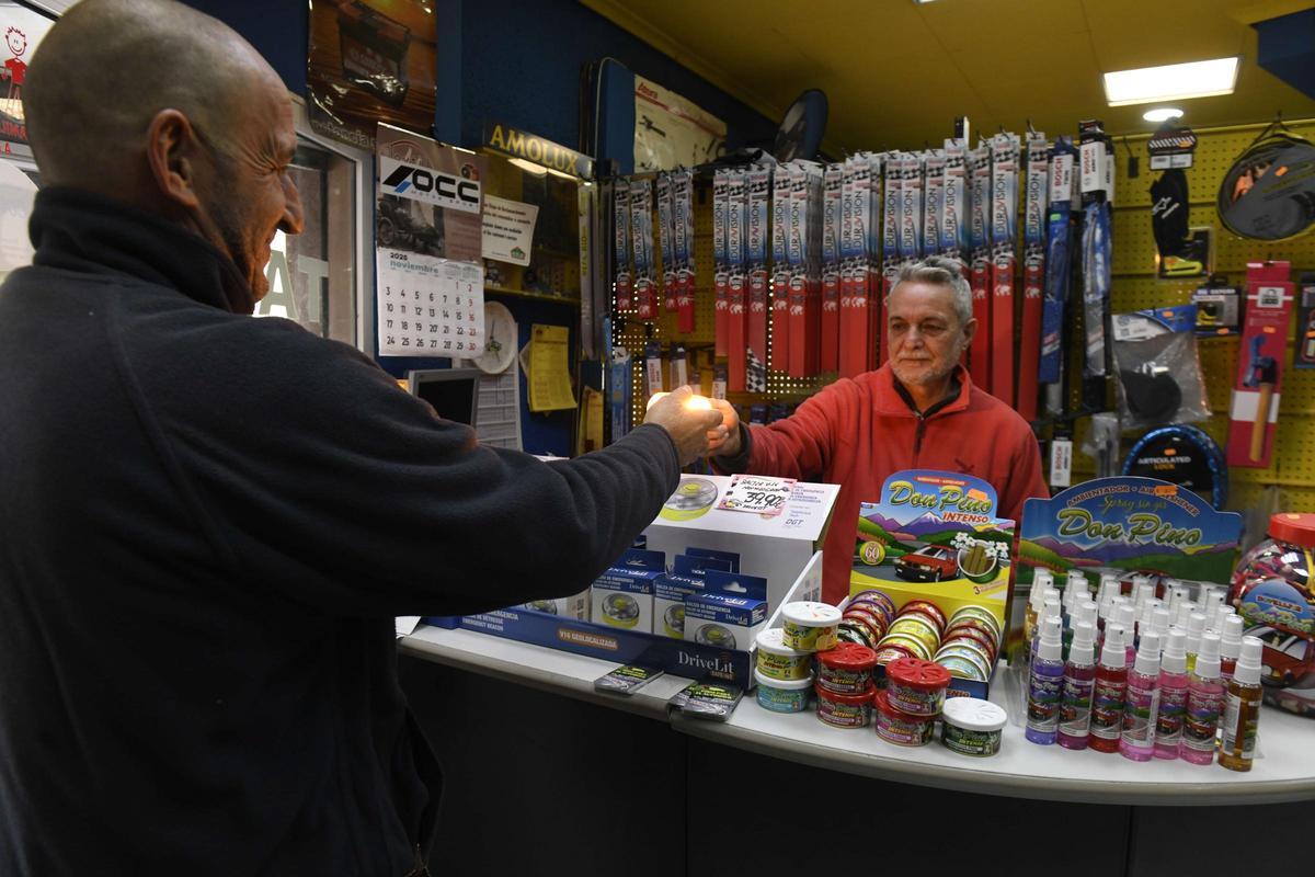 Un trabajador de la tienda Casa Bernardino en Murcia muestra una baliza V-16 a un cliente, esta semana.