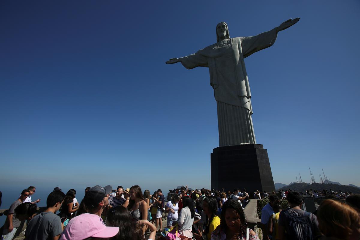 Fotografía de archivo fechada el 12 de agosto de 2015 que muestra varios turistas mientras visitan la estatua del Cristo Redentor.