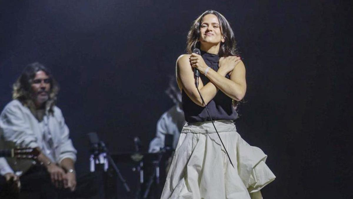 La cantante Rosalía durante el Concierto-Manifiesto x Palestina en el Palau Sant Jordi