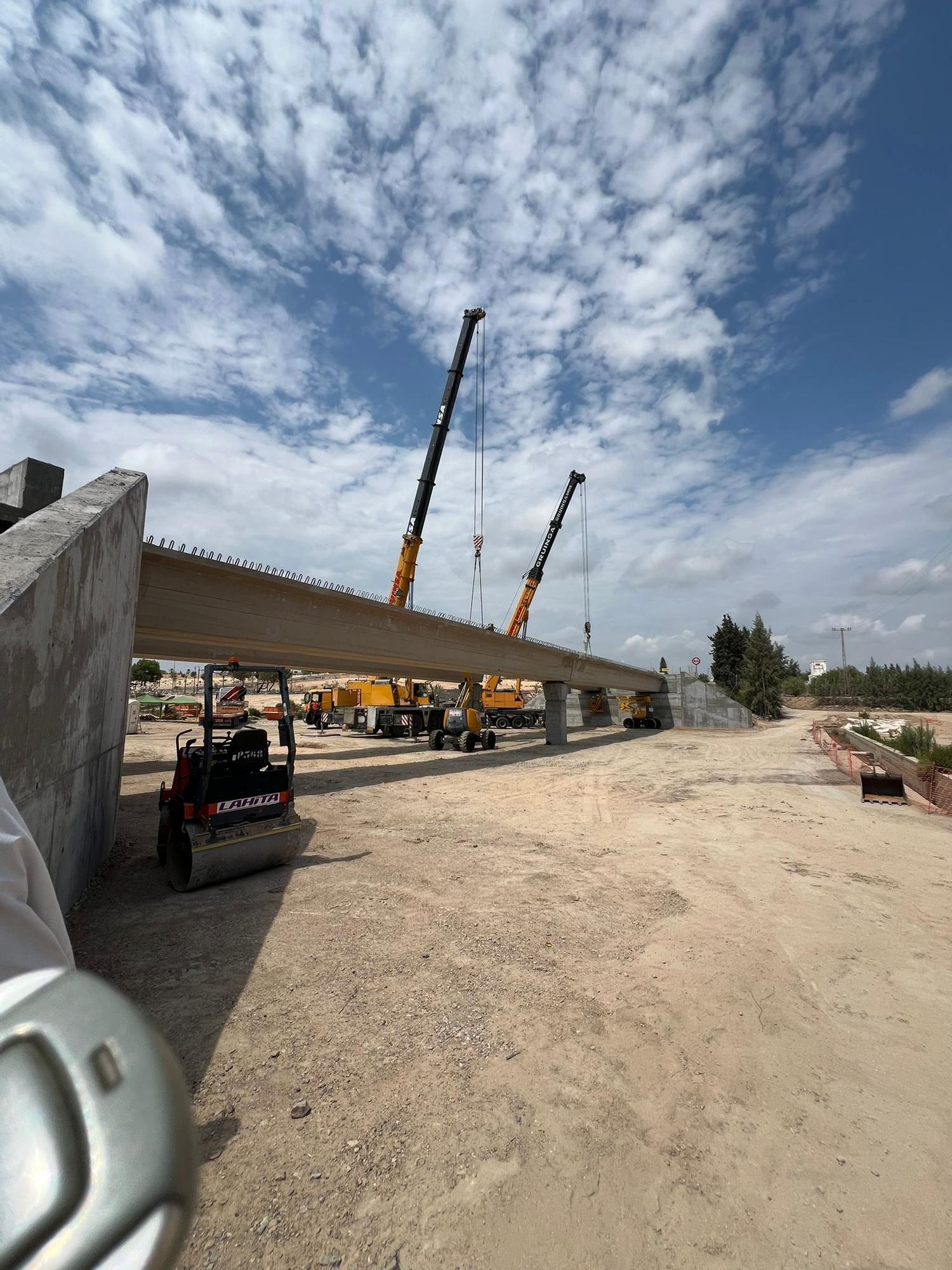 Ya faltal menos para completar el nuevo puente sobre la CV-95 en San Miguel de Salinas