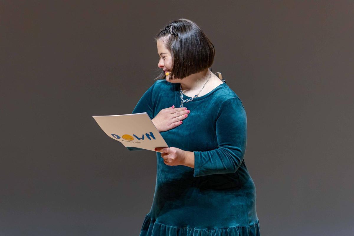 Mónica Otero, copresentadora da gala de entrega dos Premios Down Compostela, durante a súa intervención.