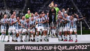 Messi sostiene la copa del mundo en la final del estadio de Lusail de Qatar donde Argentina se coronó campeona del Mundial-2022