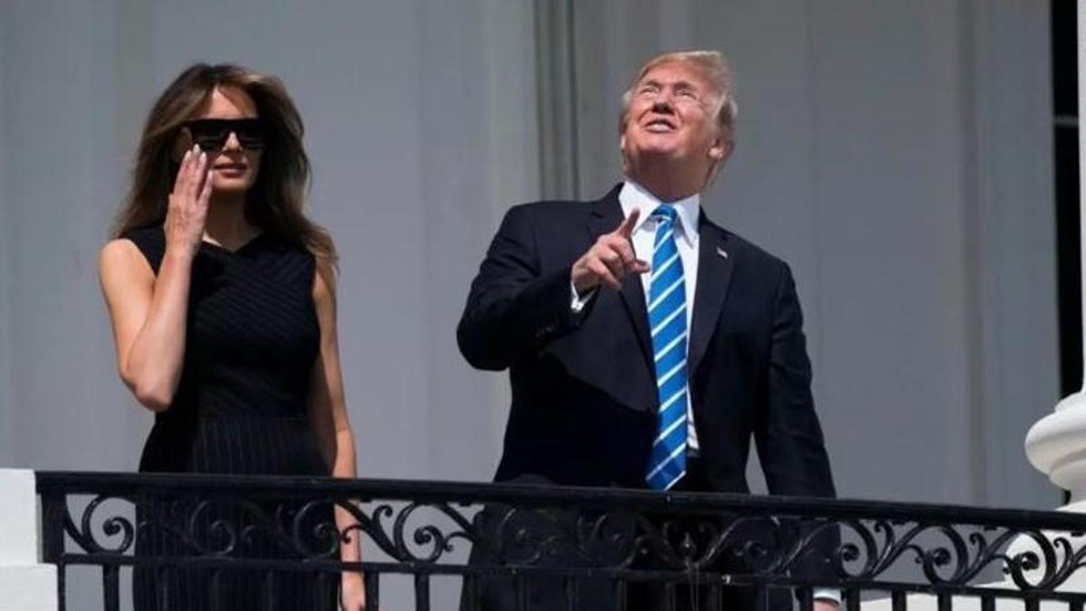 El president dels Estats Units, Donald J. Trump (dreta), i la primera dama, Melania Trump (esquerra), observen l’eclipsi solar del 27 d’agost del 2017 des del balcó Truman de la Casa Blanca, a Washington.