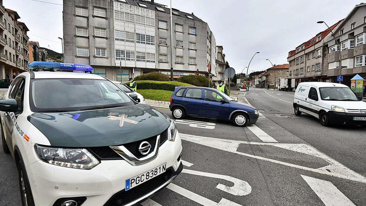 Un control de la Guardia Civil en la carretera de Poio a Sanxenxo. // G.Santos