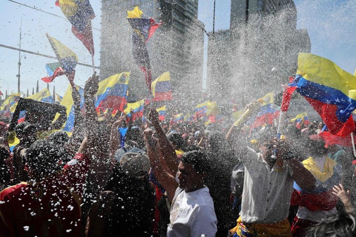 Los venezolanos residentes en Chile celebran en Santiago el 3 de enero de 2026, tras la captura del líder venezolano Nicolás Maduro por fuerzas estadounidenses, luego de un “ataque a gran escala” en Venezuela. La administración Trump declaró el 3 de diciembre que Maduro y su esposa, capturados, enfrentarán “toda la fuerza de la justicia estadounidense” por cargos de drogas y terrorismo.