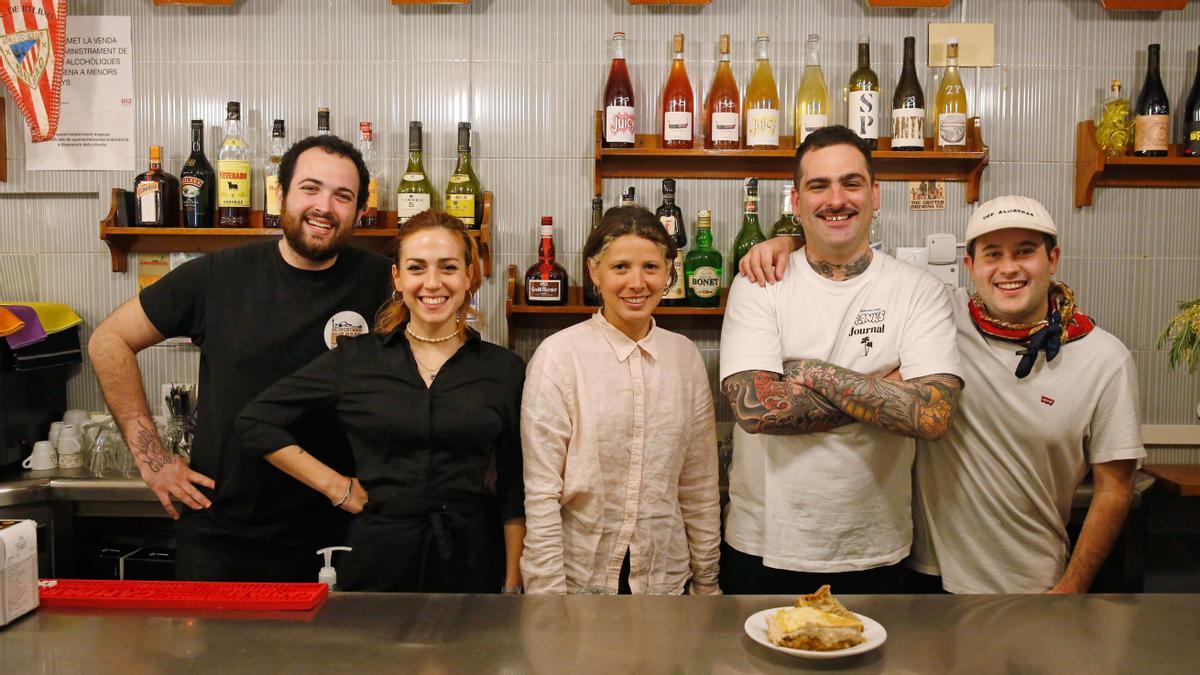 El equipo de Bar El Pollo: Aimar Córdoba con Lola Berardi, Javier Sánchez, Paula Rodriguez, Meritxell Garcia y Victor Collado.