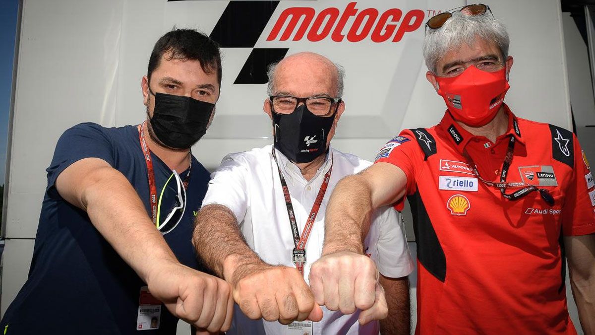 Uccio (VR46), Carmelo Ezpeleta (Dorna) y Gigi dall'Igna (Ducati) formalizaron el acuerdo del equipo de Rossi