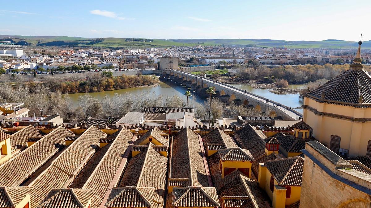 Vista del río Guadalquivir desde los tejados de la Mezquita-Catedral  de Córdoba.