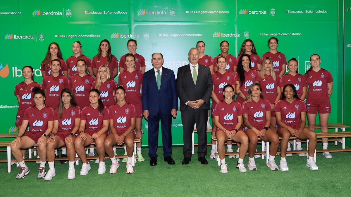 El presidente de Iberdrola, Ignacio Galán, y el CEO de Iberdrola España, Mario Ruiz-Tagle, junto a las jugadoras de la selección española de fútbol.