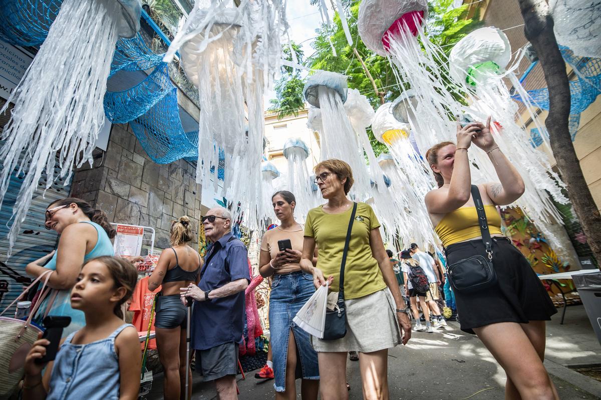 Ambiente en la calle Joan Blanques de Baix del Tot,que presenta 'Un mar de meduses'