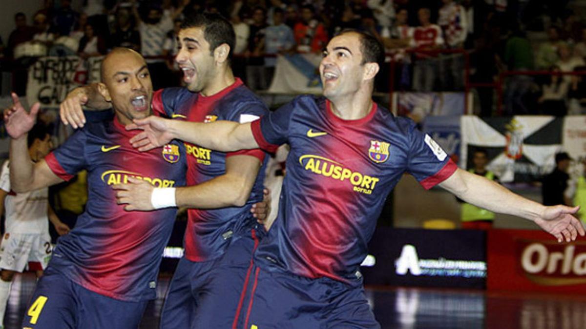 Los jugadores azulgranas celebran su triunfo ante el Santiago Futsal