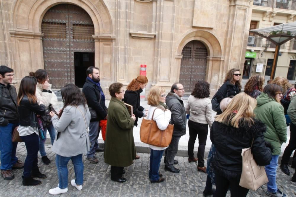 Reparto de pasteles de carne en la plaza del Romea