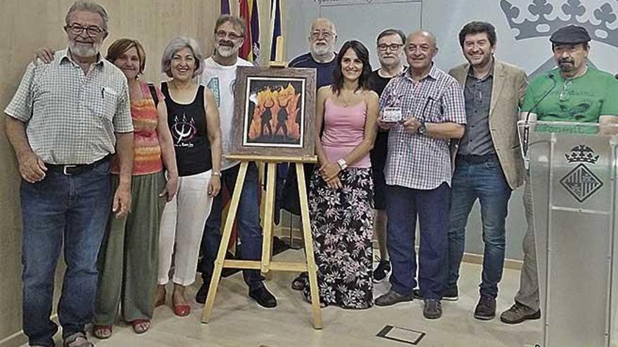 Los organizadores de la Revetla y Jarabo posan junto al cuadro que ilustra el programa de Sant Joan.