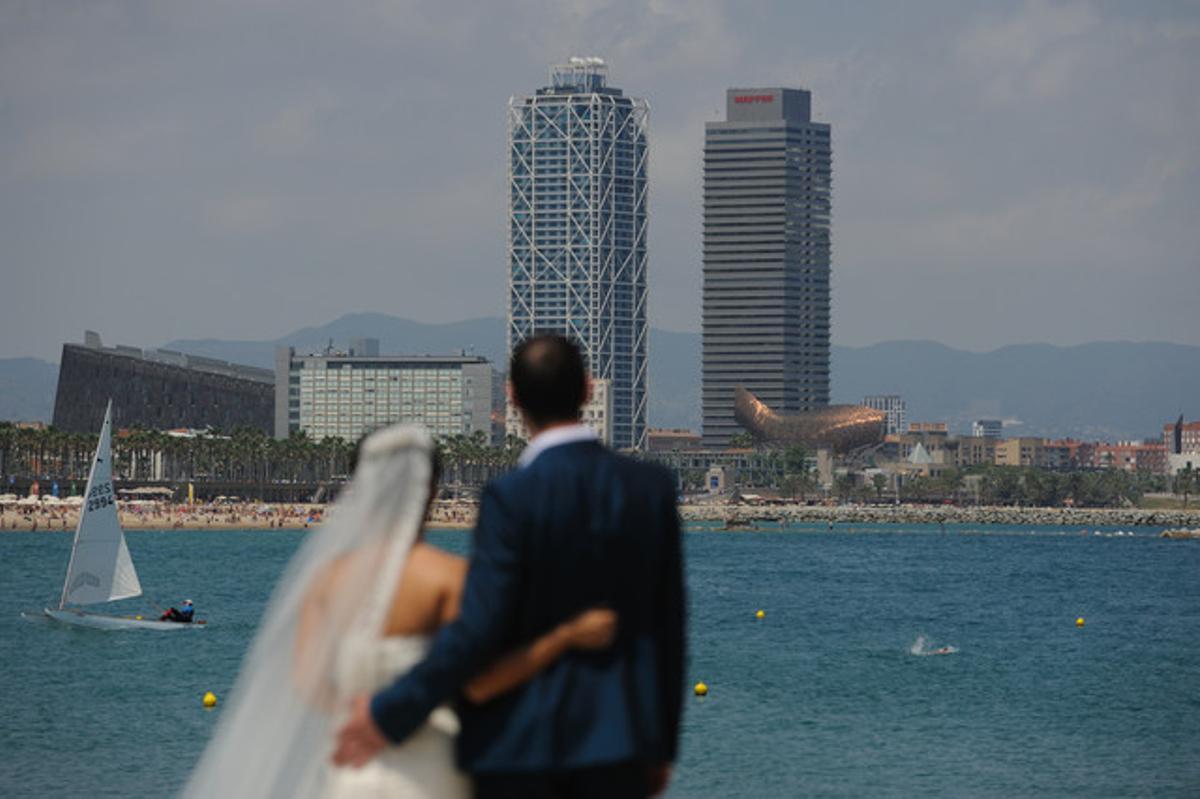 Unos novios de Vietnam y Suiza, en Barcelona. Unos novios de Vietnam y Suiza, en Barcelona.