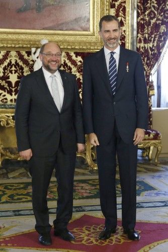 GRA196 MADRID, 24/6/2015.- El Rey Felipe VI conversa con don Juan Carlos, durante el solemne acto conmemorativo del XXX aniversario de la firma del Tratado de Adhesión de España a la UE y en el mismo escenario donde tuvo lugar, el salón de Columnas d