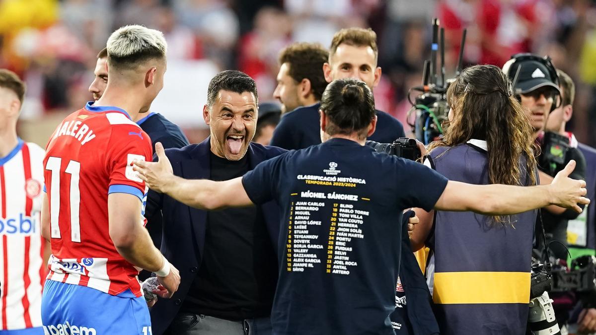El técnico del Girona celebra con sus jugadores la clasificación de su equipo para la Liga de Campeones a la finalización del encuentro