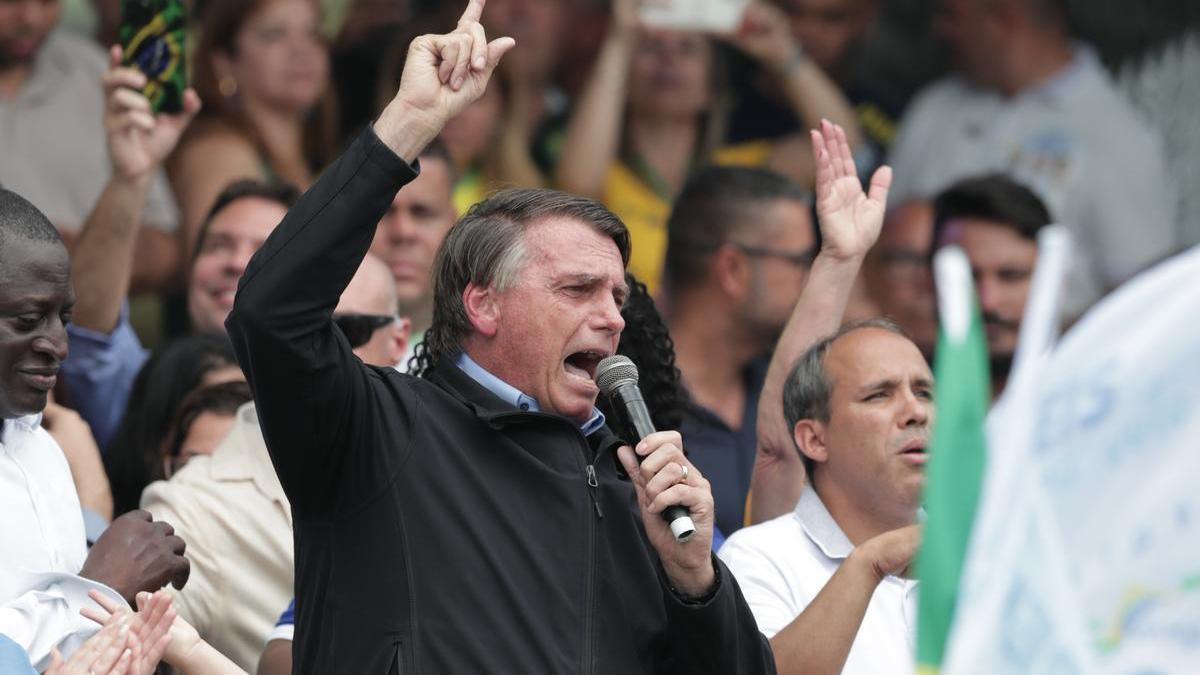 Fotografía de archivo del expresidente brasileño Jair Bolsonaro (c).