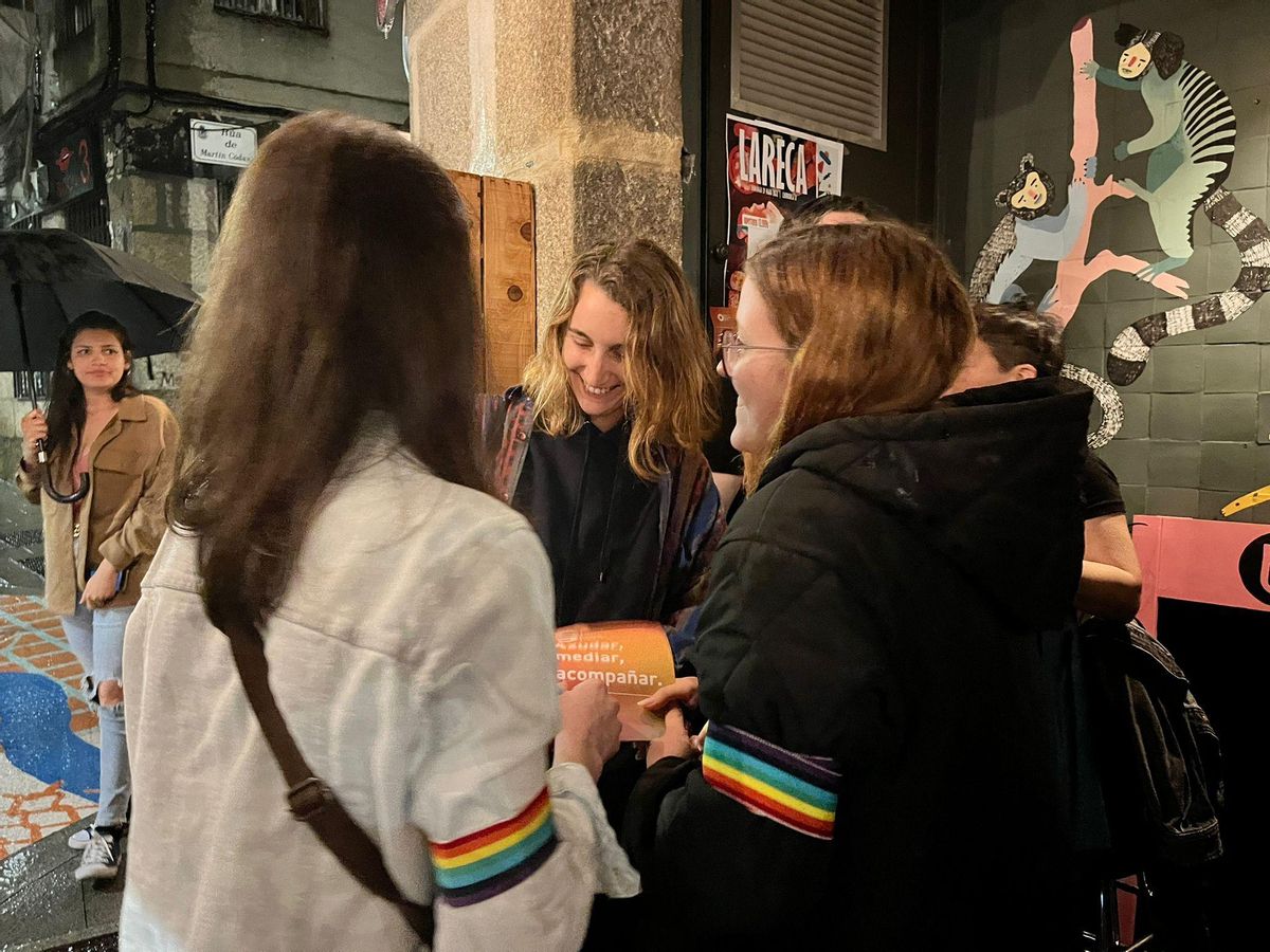 Jóvenes de fiesta atienden a la patrulla LGTBI en la zona de Churruca
