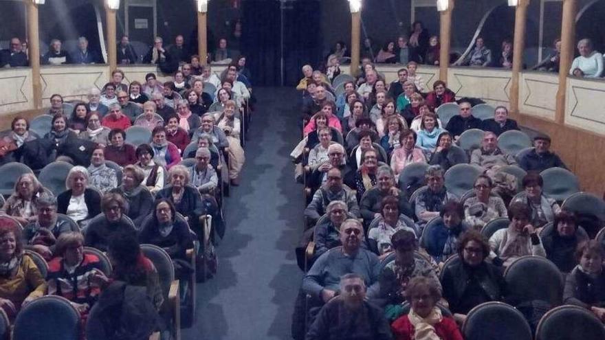 Alumnos de la Universidad de la Experiencia asisten a la clase impartida en el Teatro.