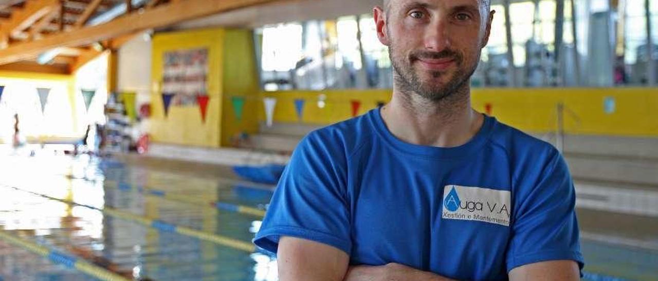 Álex Porto posa en las instalaciones de la piscina de la Agasp. // Bernabé