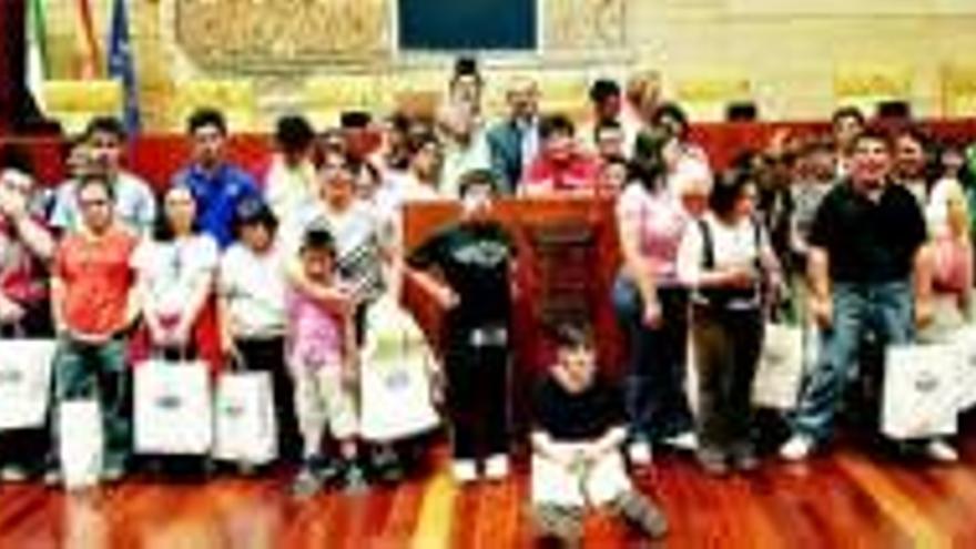 Un total de 30 alumnos del colegio de educación especial Proa visitan la Asamblea de Extremadura