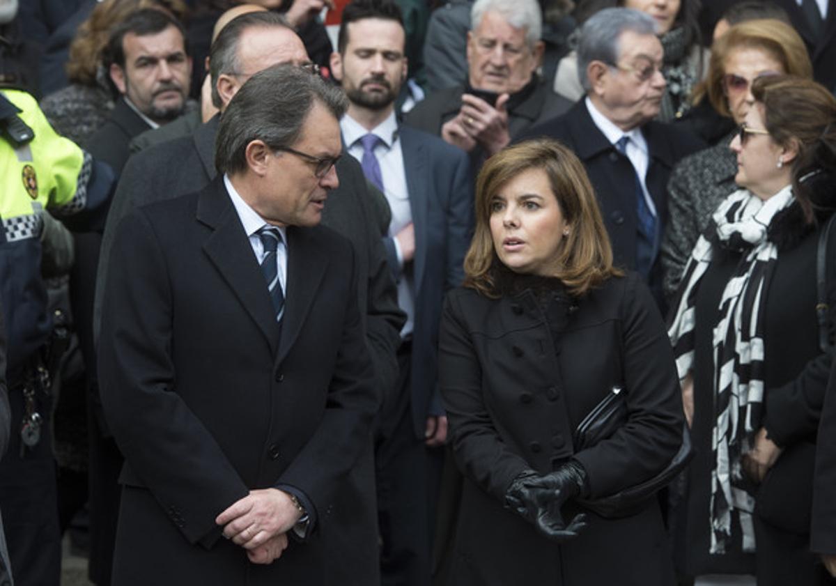 El president Artur Mas conversa amb la vicepresidenta Soraya Sáenz de Santamaría a la sortida de la basílica de la Concepció, després del funeral per l’editor José Manuel Lara, aquest dilluns.