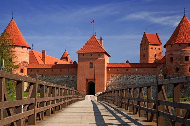 Puente de entrada al castillo de Trakai