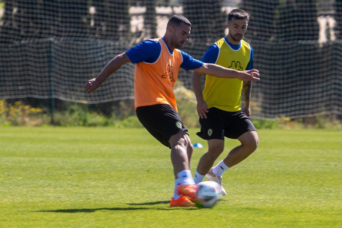 Ander Vitoria, en un entrenamiento en Alicante, con Sergio Marcos, ya fuera del Hércules.
